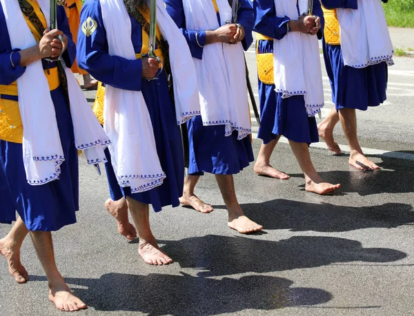 Five Barefoot Men Sikh Religion Walking Road Sword — Stock Photo, Image