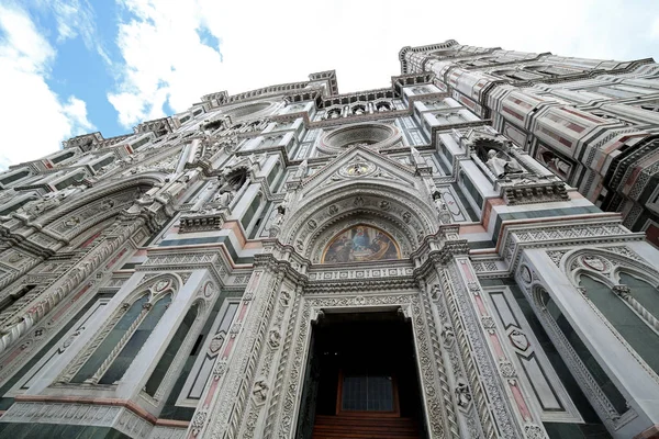 フィレンツェ イタリア大きなドアの装飾と 大聖堂のファサードに芸術的な彫像 下から撮影 — ストック写真