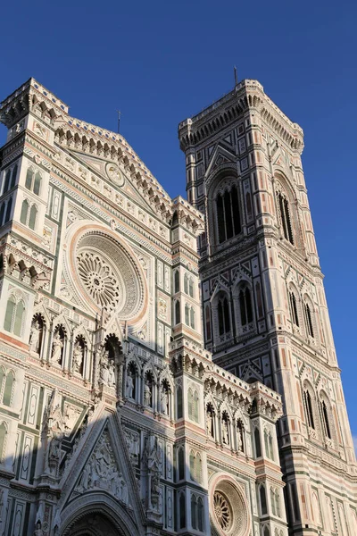 佛罗伦萨意大利华丽的门面的 Cathdreal 也称为大教堂 佛罗伦萨在意大利语和钟楼设计的艺术家乔托 — 图库照片