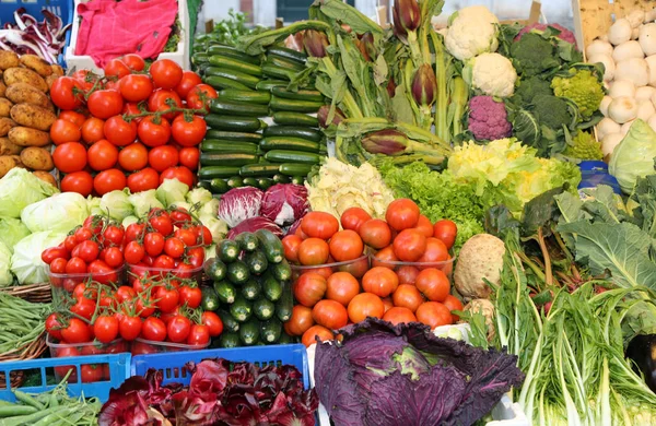多くの新鮮なじゃがいもトマト ズッキーニと地元の市場で販売のための他の野菜 — ストック写真