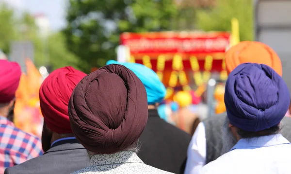 Sikh Etniczne Mężczyźni Noszą Kolorowe Turbany Pokrycie Ich Włosy Święto — Zdjęcie stockowe