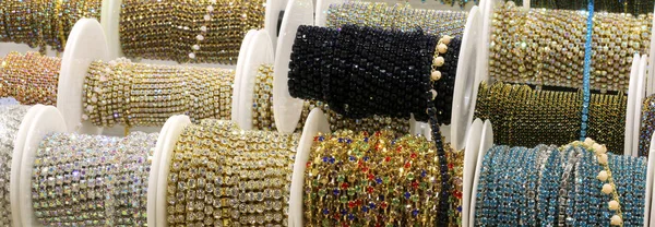 卸売宝石店で販売の黄金ネックレスと貴重な石とその他の類型のロールを設定します — ストック写真