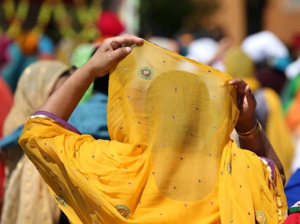 Сикхів Жінка Носить Помаранчевий Завісу Релігійне Святкування — стокове фото
