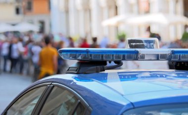 Polis arabası ile ana meydanında mavi sirenler