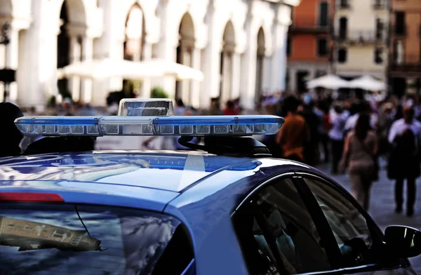 Carro Polícia Com Sirenes Azuis Praça Principal Cidade Europeia Com — Fotografia de Stock