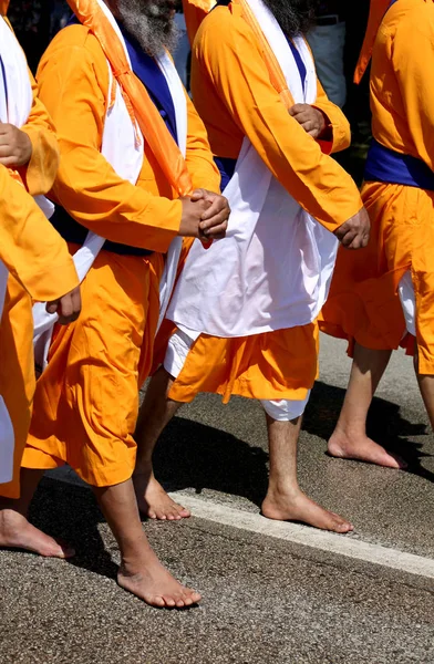Sikh Żołnierze Ubrani Pomarańczowe Boso Podczas Uroczystości Religijnych — Zdjęcie stockowe