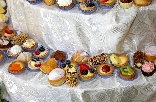 Dessert Van Bruiloft Receptie Met Veel Gebak Snoep Vers Fruit — Stockfoto