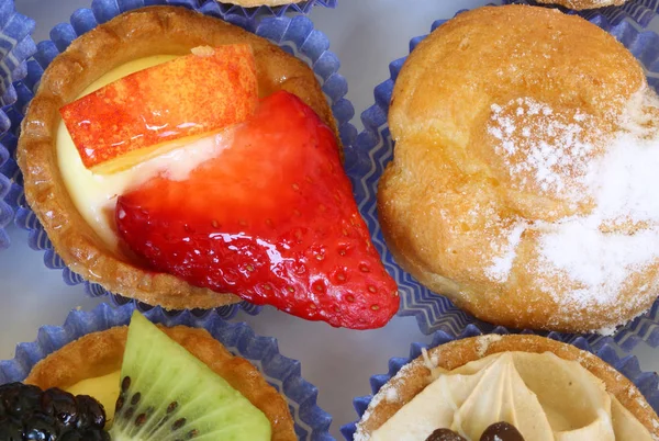 Grande Deliziosa Pasticceria Con Fragola Rossa Fresca Altri Dolci — Foto Stock