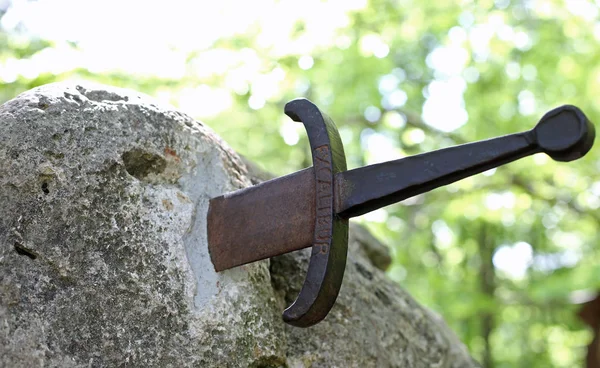 石のテキスト エクスカリバーの魔法剣 — ストック写真