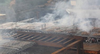 adil bir köyünde İzciler tarafından pişmiş ızgara Burger