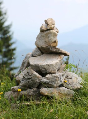 taş yığını İtalyanca dil Cairn veya Ometto denir. Bu taş gibi iz işaretleri doğru yolu göstermek için kullanılır