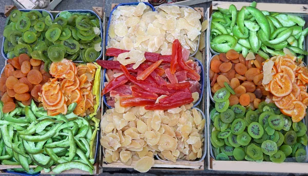 Kisten Mit Getrocknetem Obst Verschiedenen Farben Zum Verkauf Auf Dem — Stockfoto