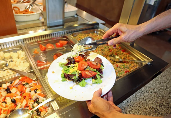 müşteri kendisi ile sebze tepsileri hizmet veren bir self-servis restoran