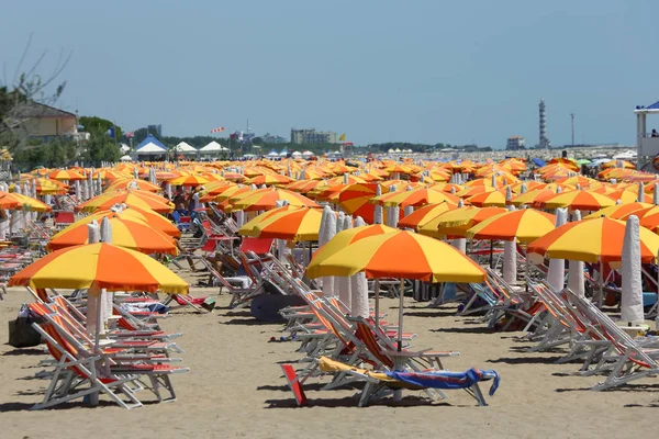 Cavallino Treporti Włochy Lipca 2015 Plaża Wielu Otwartych Parasole Leżaki — Zdjęcie stockowe