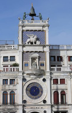 Venezia, Ve, İtalya - 5 Şubat 2018: Antik Saat Kulesi Campanile dei Mori di Venezia İtalyan dili içinde üstte büyük çan ile denir
