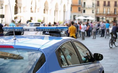 Polis arabası ile Kuzey İtalya Vicenza şehir ana meydanında mavi sirenler
