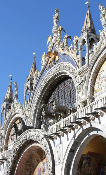 イタリアのヴェネツィアの聖マルコの有名な大聖堂のファサード — ストック写真