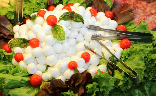 Desky Bílé Mozzarelly Zdobené Červenými Rajčaty Listy Salátu Restauraci — Stock fotografie