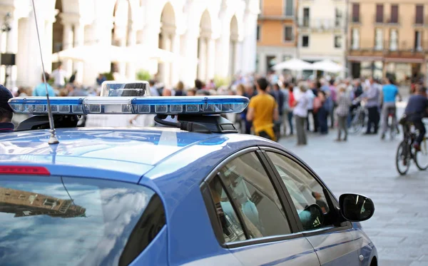 イタリア北部のヴィチェンツァ市のメイン広場に青いサイレンと警察の車 — ストック写真