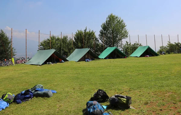 Ouvrir Les Tentes Camp Scout Avec Des Sacs Dos Éparpillés — Photo