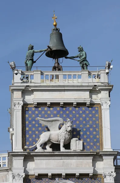 カンパニール ヴェネツィアをイタリア語で上部と翼のあるライオンの大きな鐘と呼ばれるヴェネツィア イタリア古代の時計塔 — ストック写真