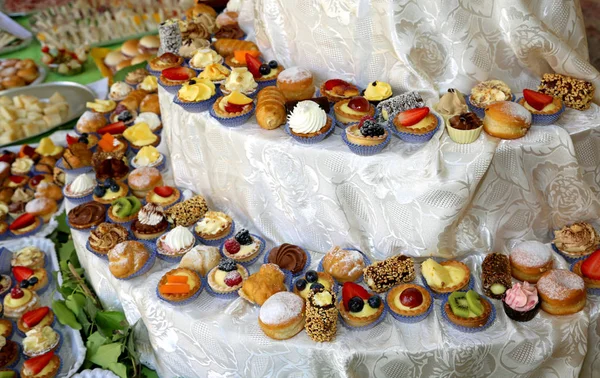 Små Bakverk Och Grädde Puffar Fyllda Med Krämer Och Frukter — Stockfoto