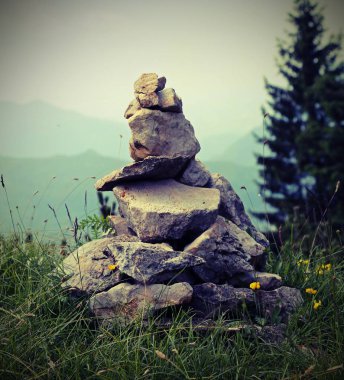 taş yığını Cairn dağda aradı. Bu taş gibi iz işaretleri doğru yolu göstermek için kullanılır