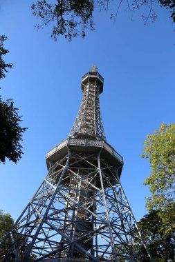 Çek Cumhuriyeti Prag'da ağaçlarda ortasında görülen Petrin Eyfel Kulesi