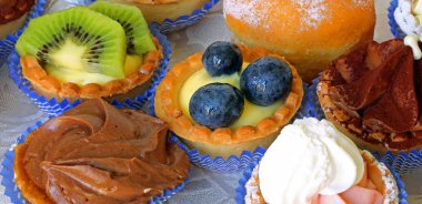 büyük yaban mersini ile çok renkli mignon hamur işleri