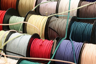 Küçük silindirlerin Satılık renkli dize ipliklerini yerleştirilmiştir