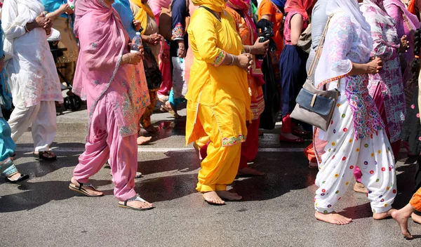 シーク教の宗教的なパレードで伝統的な服を着た裸足の女性 — ストック写真