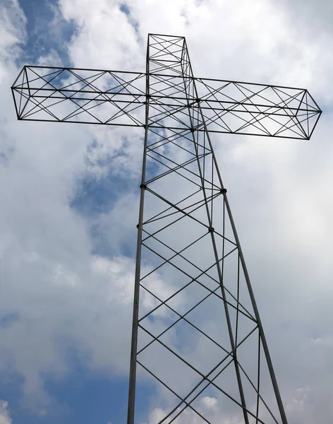 Высокий Крест Вертикальных Белых Облаках Небе — стоковое фото