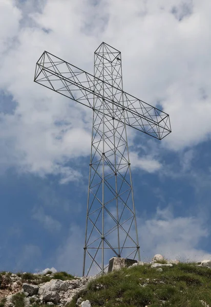 Cruz Cima Las Montañas Cielo Azul Con Nubes Blancas Cielo —  Fotos de Stock