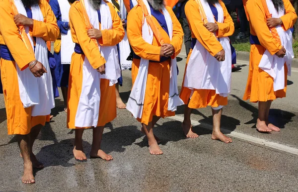Sikh Żołnierze Ubrani Pomarańczowe Boso Podczas Uroczystości — Zdjęcie stockowe