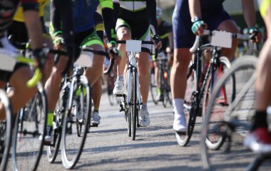 Birçok sporcu ile profesyonel bisiklet yarışı yolda trafiğe kapalı