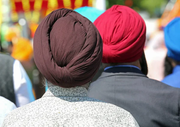 Barefoot Sikh Mannen Met Tulbanden Tijdens Een Religieuze Ceremonie — Stockfoto