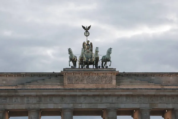 Berlin Németország Négy Quadriga Brandenburgi Kapu Borult Szürke Felhők Felett — Stock Fotó