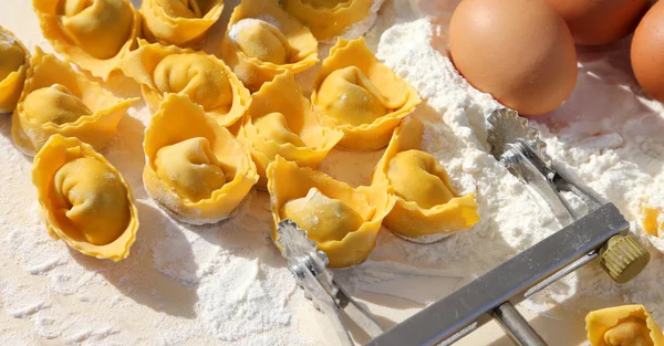 Prato Típico Italiano Chamado Tortellini Caseiro Com Ovo Farinha — Fotografia de Stock