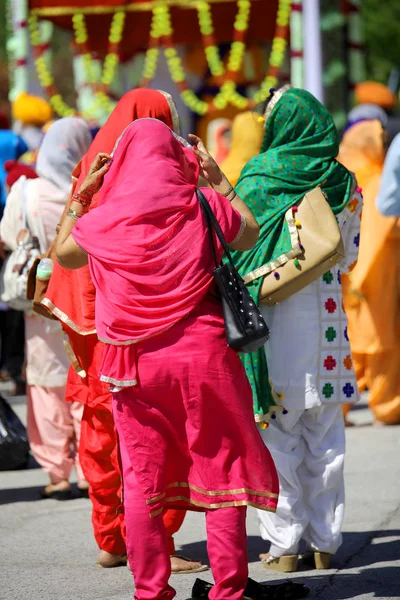 Jonge Sikh Vrouwen Met Gekleurde Jurk Straat Tijdens Religieuze Festival — Stockfoto