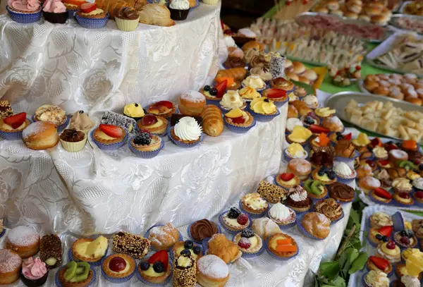 Kremler Meyve Büfesi Masada Bir Düğün Kutlamak Için Çeşitli Mignon — Stok fotoğraf
