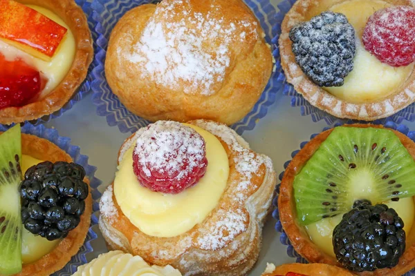 Sfondo Pasticcini Mignon Farciti Con Creme Frutta Sul Vassoio Una — Foto Stock