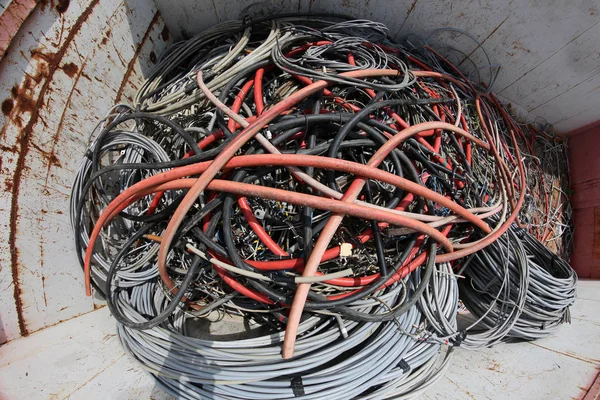 Büyük Bir Konteyner Içinde Eski Kırmızı Elektrik Kablo — Stok fotoğraf