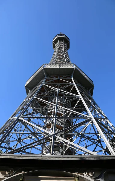 Torre Eiffel Más Pequeña Vista Desde Abajo Con Cielo Praga —  Fotos de Stock