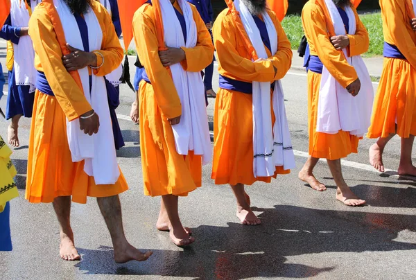 Guerreros Descalzos Sij Vestidos Naranja Durante Una Celebración Religiosa —  Fotos de Stock
