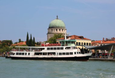 bir Venedik İtalya yakınında Lido Adası'nda İtalya Vaporetto denilen büyük feribot tekne