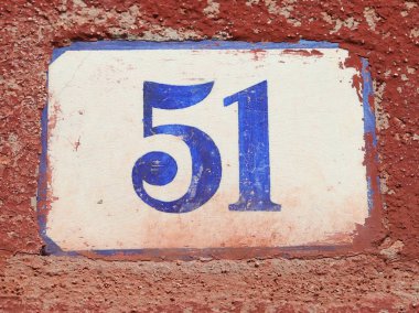 Duvardaki 51 numara ile mavi metin