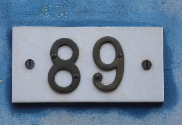 Duży Tekst Numerem Ścianie Domu — Zdjęcie stockowe