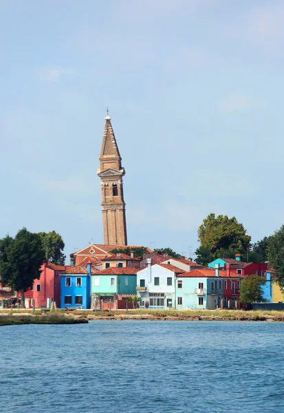 Torre Sineira Inclinada Igreja Ilha Burano Perto Veneza Itália — Fotografia de Stock