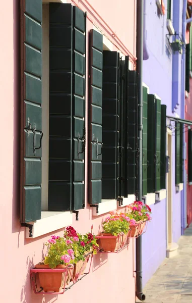 Seria Balkonem Europejskim Mieście Kolorowe Ściany Domów — Zdjęcie stockowe