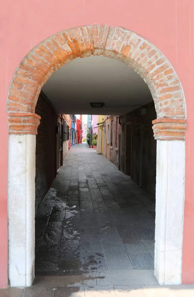 Túnel Uma Pequena Rua Chamada Calle Língua Italiana Ilha Burano — Fotografia de Stock